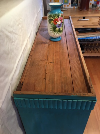 PRODÁNO Modrý vršek kredence po renovaci