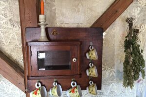 IMG_1476 PRODÁNO Závěsná starožitná skříňka 1