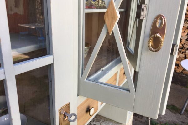 PRODÁNO Starožitná závěsná skříňka po renovaci