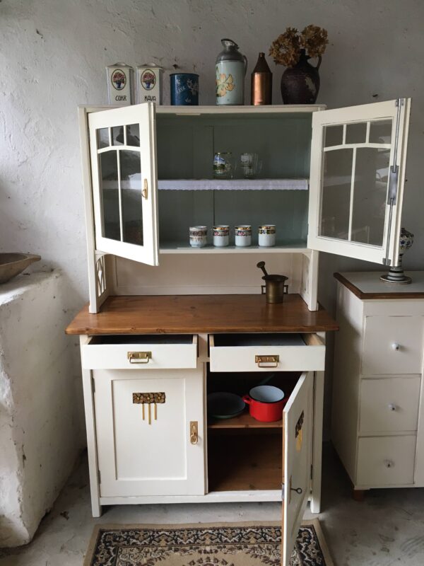 IMG_2555 PRODÁNO Klasická historická kredenc po renovaci