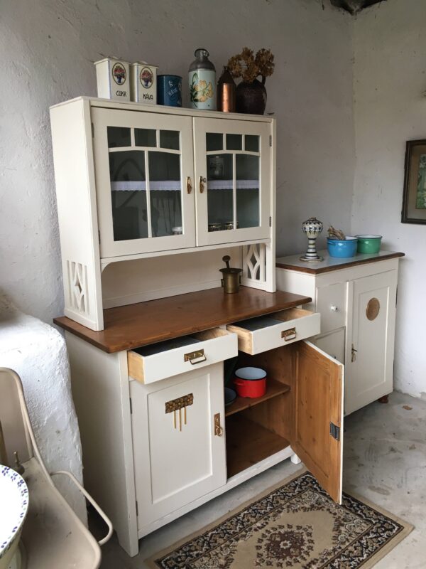 IMG_2558 PRODÁNO Klasická historická kredenc po renovaci