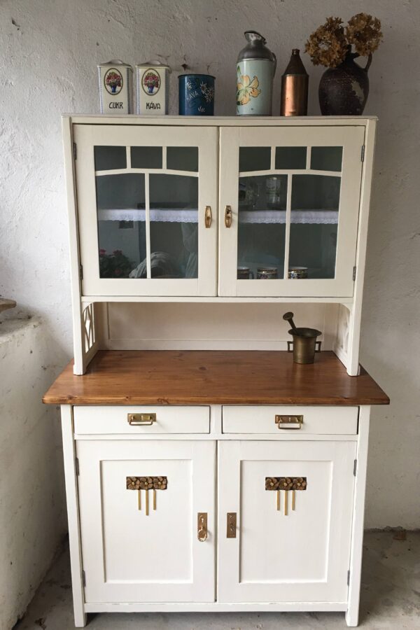 IMG_2585 PRODÁNO Klasická historická kredenc po renovaci