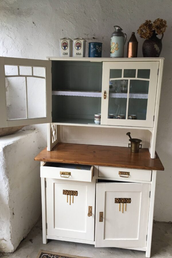 IMG_2586 PRODÁNO Klasická historická kredenc po renovaci